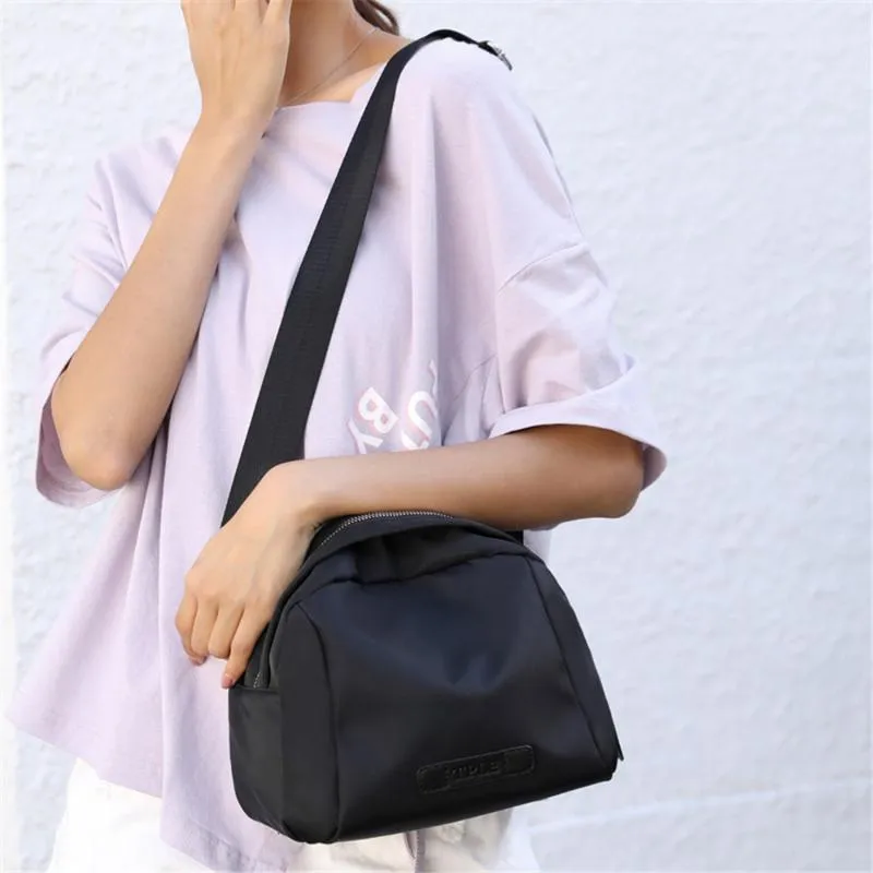 Worki wieczorowe ramię dla kobiet 2021 Moda mała solidna torba krzyżowa czarne torebki podróżne i luksusowe torebki projektant bolsa femi264v
