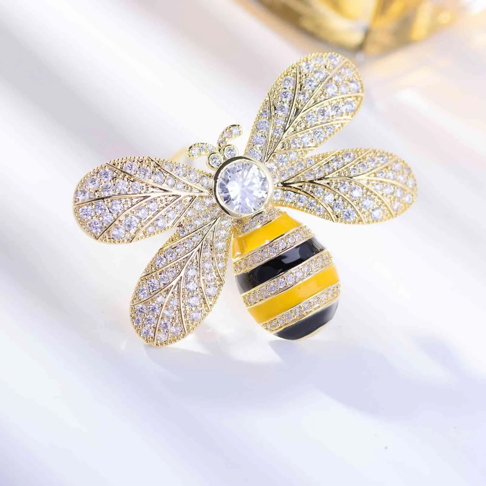 Süße Bienenbroschen Stifte 2021 Mode Hochzeitsfeier Schmuck Kubikzirkonia Emaille Plattieranzug Corsage Accessoires2891336