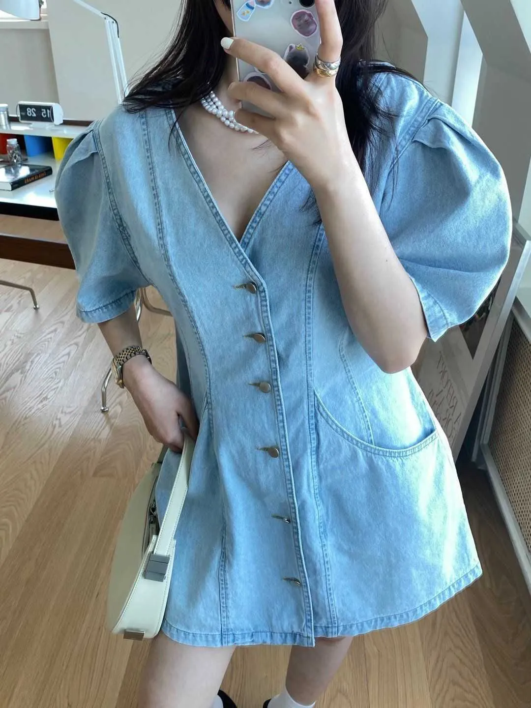 Vestido de mezclilla con manga abombada y bolsillo doble con botones de metal y escote en V profundo para mujer informal a la moda de verano 210531