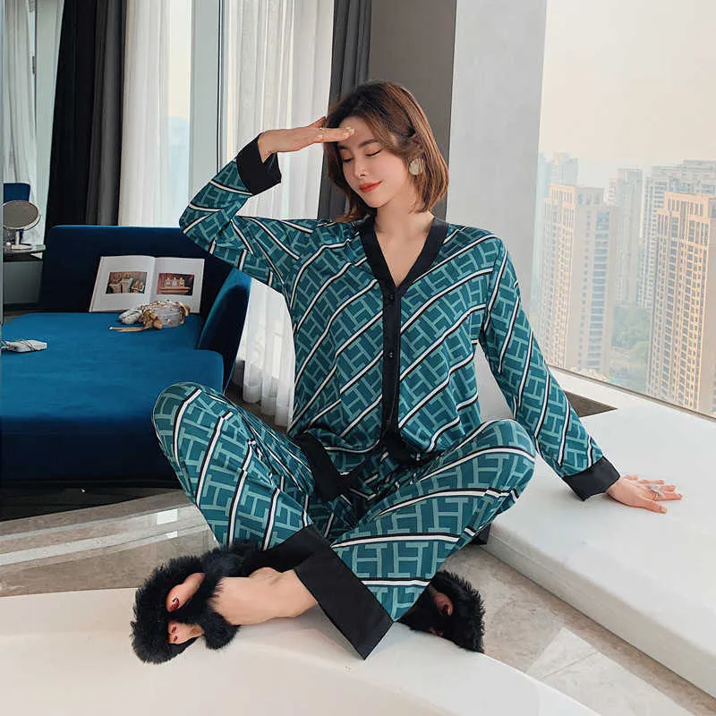 QSrocio Kvinnors Pajamas Set V Neck Design Luxury Cross Letter Print Sleepwear Silk Gilla Hem Kläder XXL Stor Storlek Nightwear Q0720