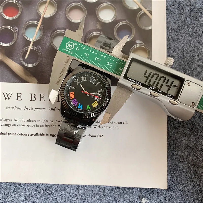 Mode Top-Marke Uhren Männer Bunte römische Ziffern Stil Metall Stahlband Quarz-Armbanduhr X146261r