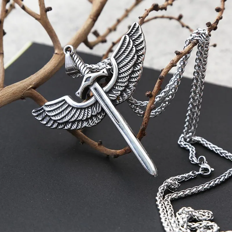 Pendentif Colliers Vintage Angel Holy Sword Collier en acier inoxydable Croix pour hommes Bijoux de mode Wing Punk Chain295K