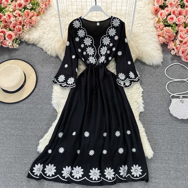 Vintage Black/White Embroidered Dress Women Sexy V-Neck Flare Long Sleeve High Waist Vestidos Elegant A-Line Robe Female 2021 Y0603