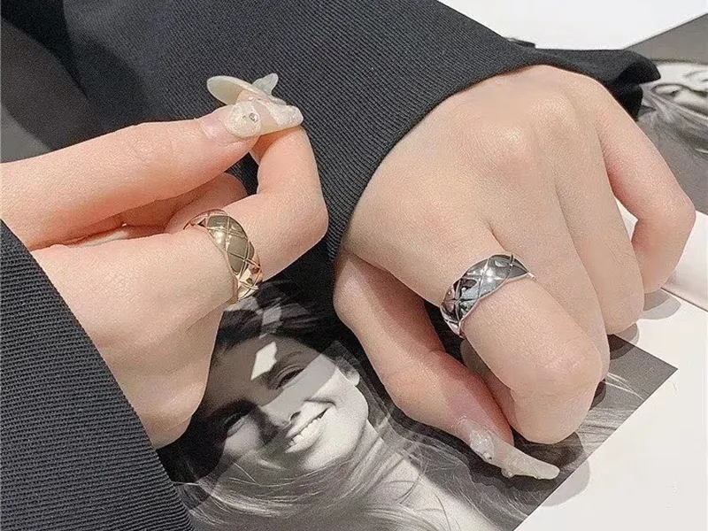 Sterling Zilveren Sieraden Voor Vrouwen Dunne Luxe Crush Ringen verjaardagscadeau Europese en Amerikaanse klassieke mode paar bruiloft 220211