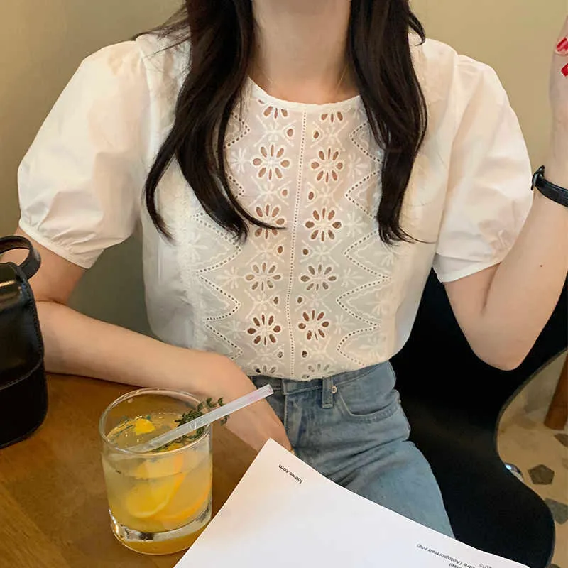Korejpaa 여성 셔츠 여름 한국어 세련 된 레트로 온화한 기질 라운드 넥 레이스 중공 크로 셰 뜨개질 홀터 퍼프 슬리브 블라우스 210526