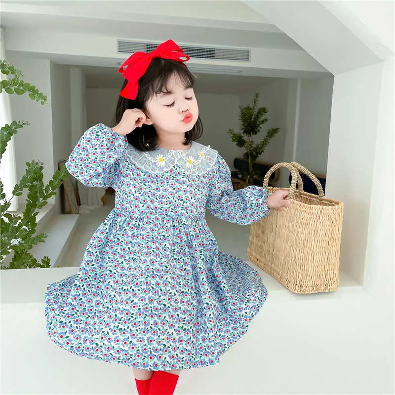 Partihandel koreanska stil vårflickor klänningar blommig broderi peter pan krage prinsessa flicka kläder e2032 210610