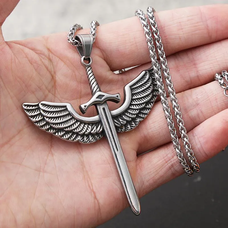 Pendentif Colliers Vintage Angel Holy Sword Collier en acier inoxydable Croix pour hommes Bijoux de mode Wing Punk Chain295K