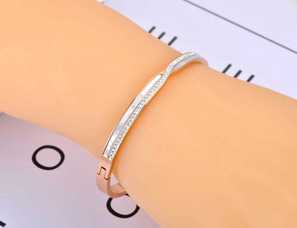 Jeemango Trendy Cz Crystal 5mm Cuff Bangles para mujeres Shell blanco Titanio Acero inoxidable Pulseras Joyería para mujeres Jb8 Q0717