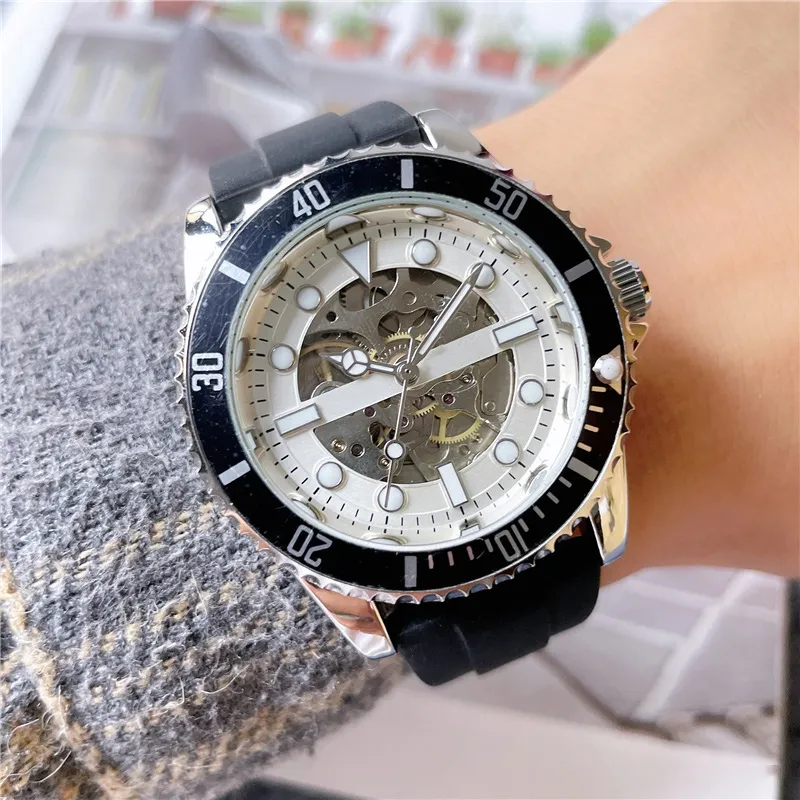 Brand Watches Männer Automatisch mechanischer Stil Gummi -Gurt gute Handgelenk Uhr X207291K