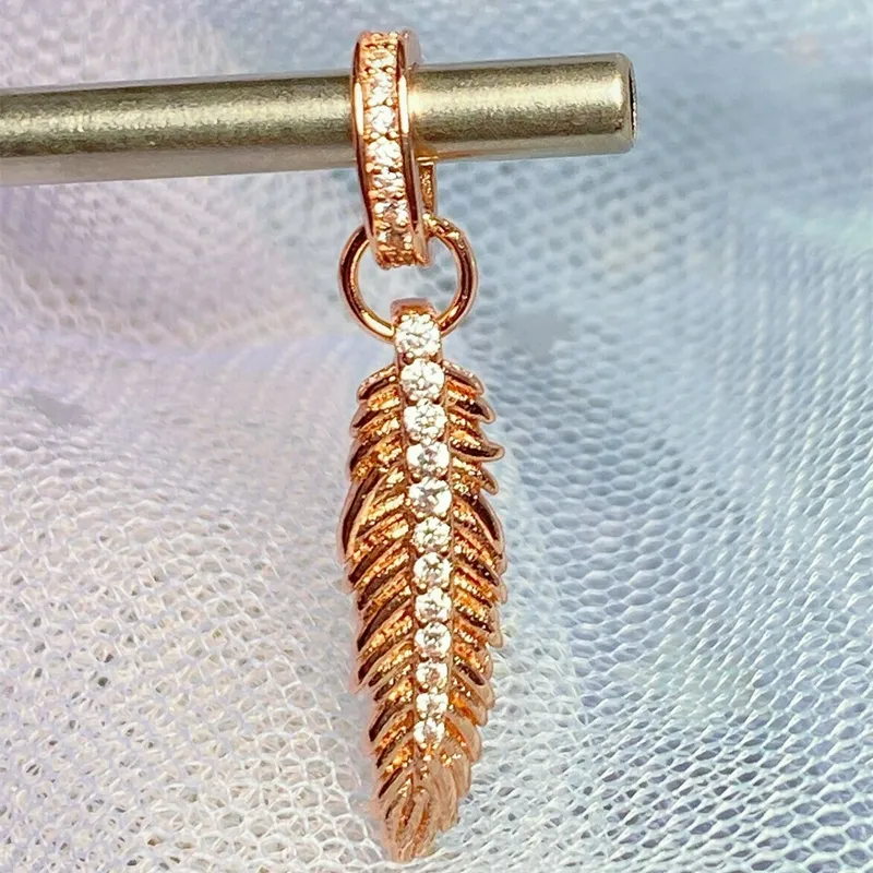 本物のPandora Sparkling Feather Danging Charm Fitヨーロッパスタイルの緩いビーズDiyジュエリー789550C01