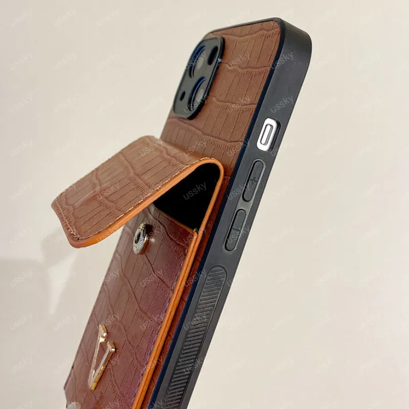 2022 Luxurys Designers Cax de téléphone pour iPhone 11 12 13 Pro Promax xr xxs 7p 8p Lettre Case de mode V Carte Pocket Case D2201132Z5784068