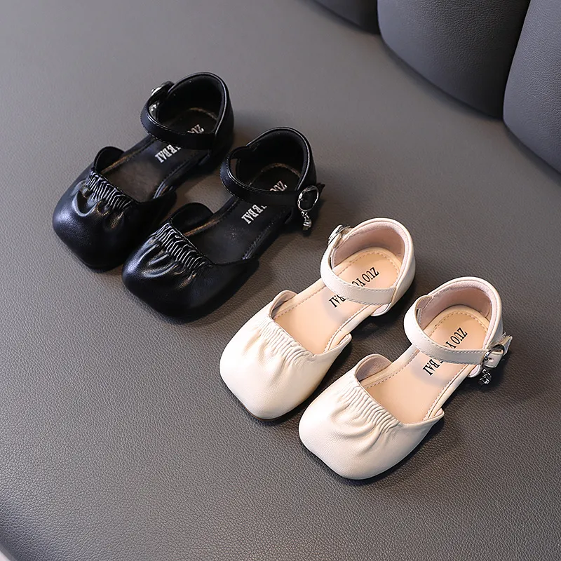 2021 Vår sommar baby prinsessa skor barnens singel skor liten tjej halv sandaler svart beige färg