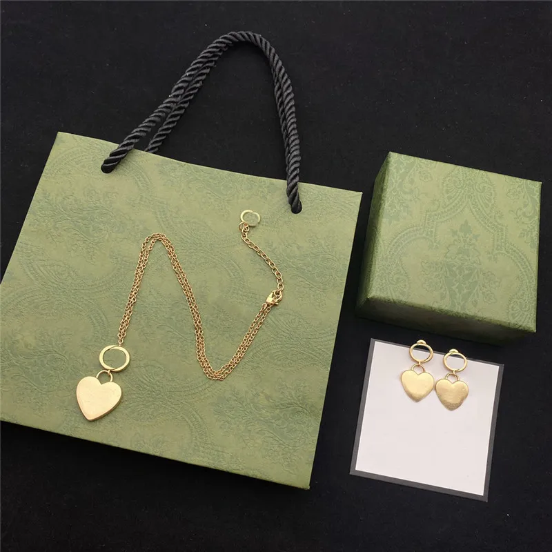 Brincos de colar de coração mais recentes, letra de letra de pingente de pendente impressa feminino Classic Party Gift Colares Jewelry Sets292u