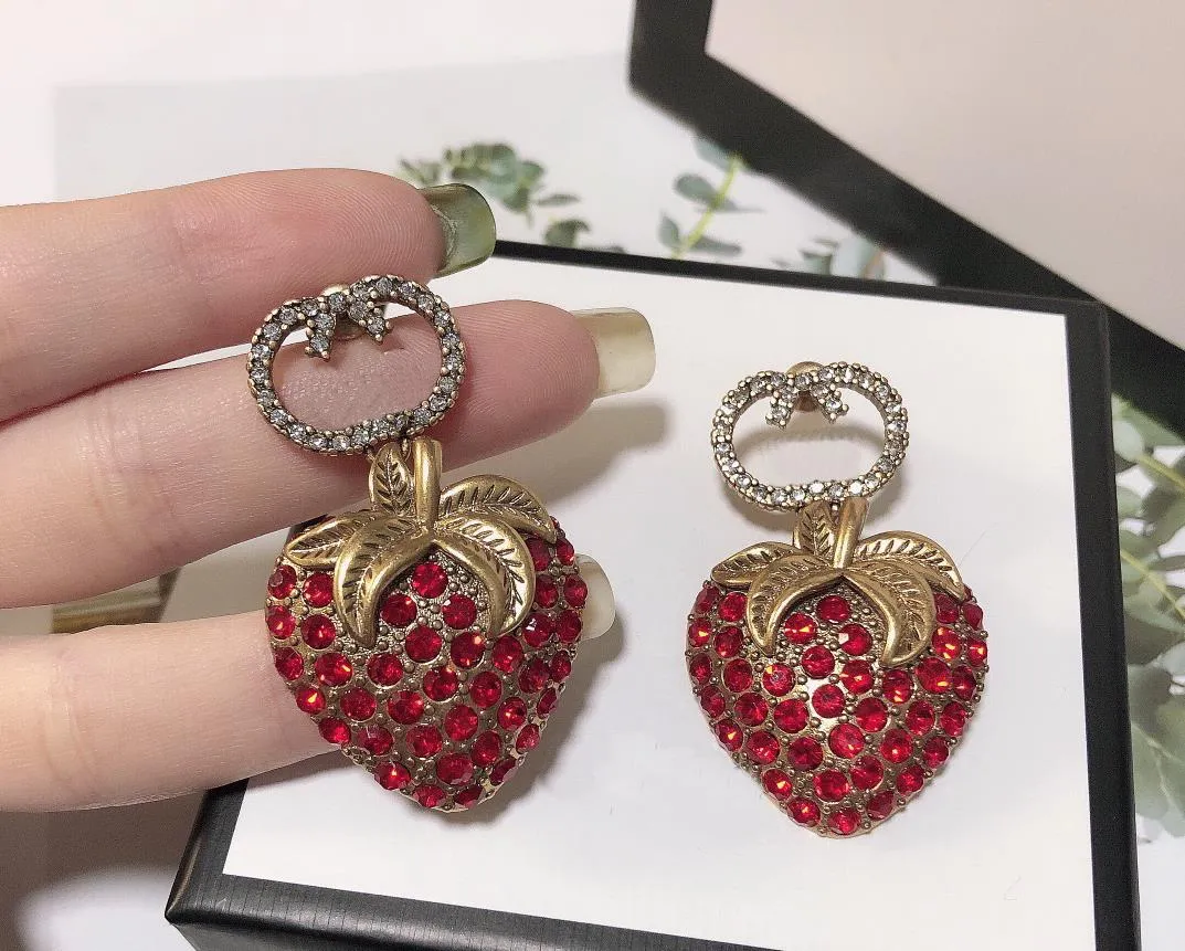 America Fashion Style Dam Kvinnor Mässing Graverade G Initialer Vit och Röd Diamant Strawberry Stud Örhängen 2 Färg