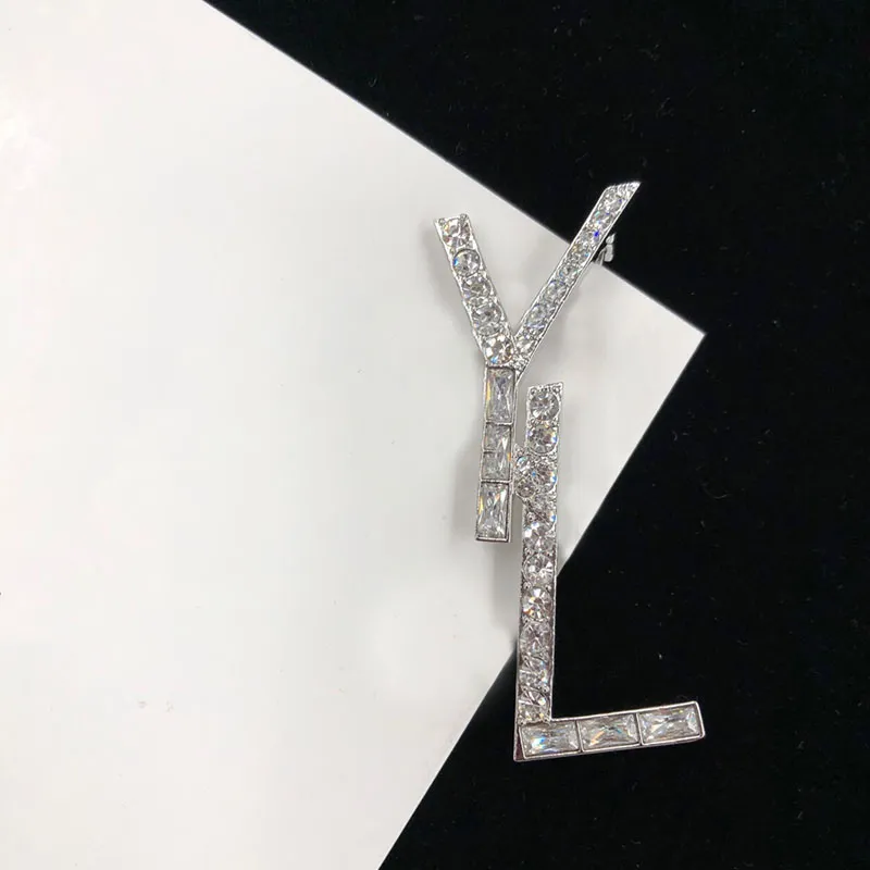 Designer Brosch Pins Luxury Jewelry Letter Men Women Pins Brosches Silver Diamond Decoration Clothes Brosch Mens Fashion Grace Party Pin D219134HL