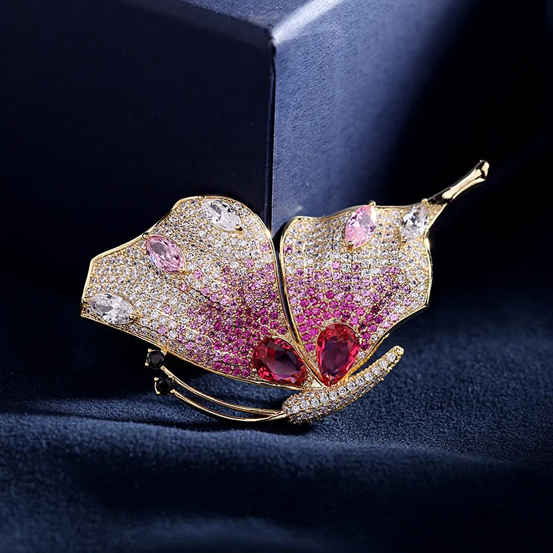 Spille a farfalla di lusso Spille Moda europea e americana Corpetto da sposa Gioielli Accessorio fiore all'occhiello di marca di zirconi cubici