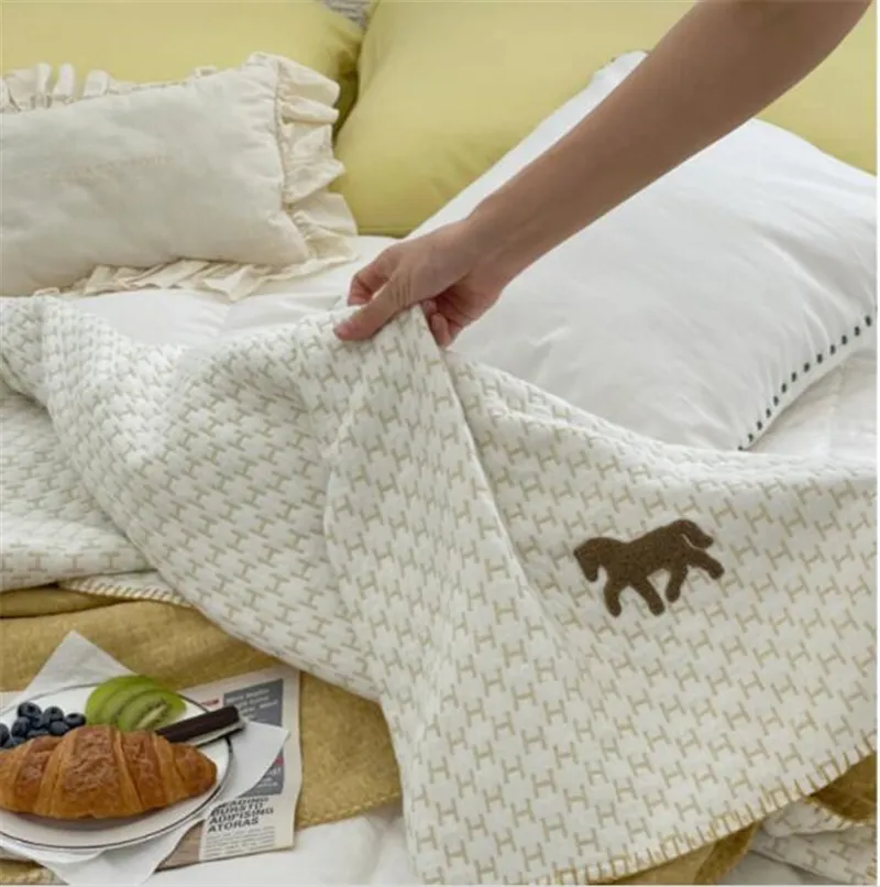 Luxuriöse Designer-Decken mit Pony-Karomuster für Neugeborene, hochwertige Baumwoll-Schaldecke, Größe 100–150 cm, warm, Christ211U