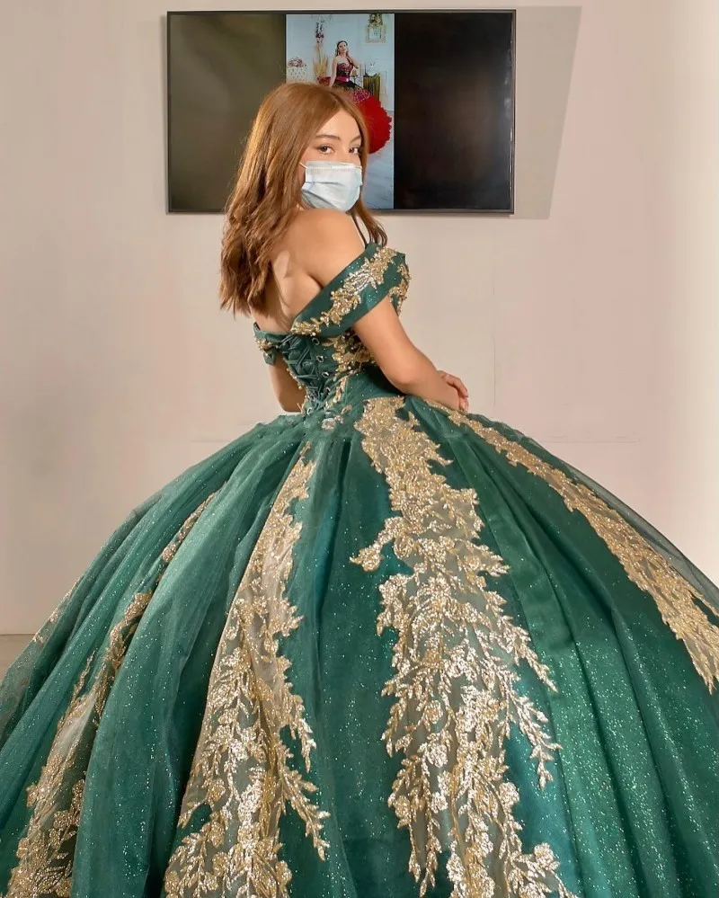 2023 Bescheidenes Quinceanera-Kleid mit Applikationen in Dunkelgrün und Gold, schulterfrei, mit Ärmeln, Perlen, langer Schleppe, süßes 16-Kleid, Abschlussball, Party239i