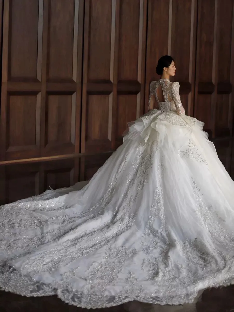 Luxuriöse funkelnde Kristalle Spitzenballkleid Brautkleider mit langen Ärmeln Dubai Arabisch funkeln
