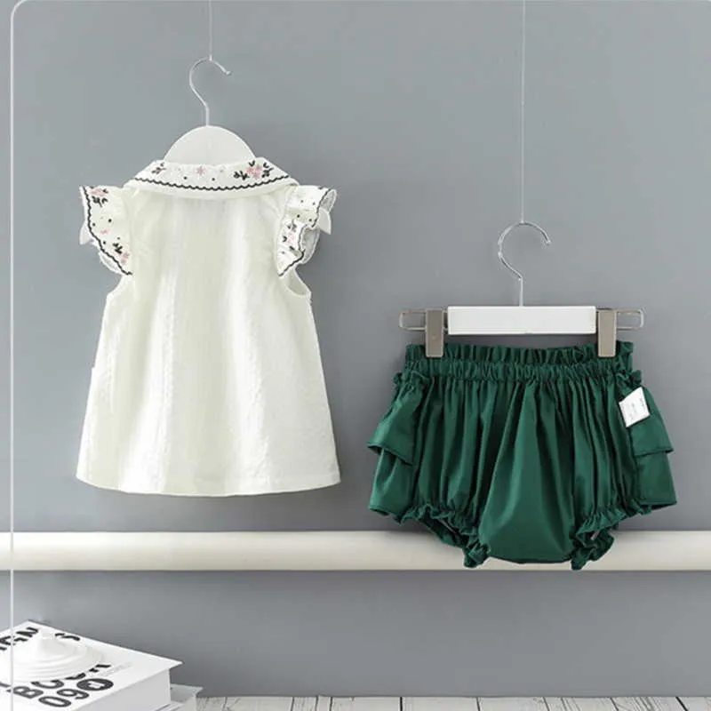 Wholesale Spring Girls 2-pcs Sets Sleeveless Peter Pan Collar White Top + Green Solid Color Shorts Kids Clothes E9212 210610