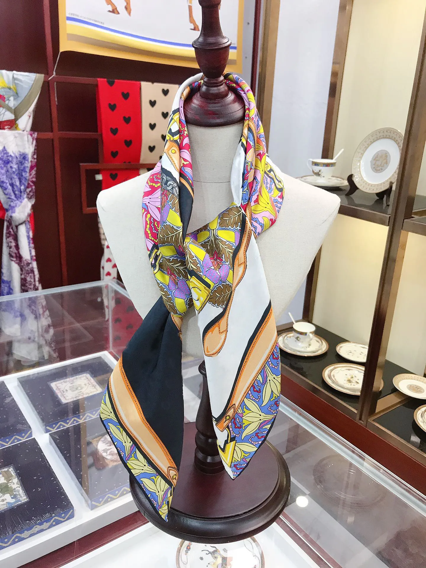 ハイエンドの女性スカーフデザイナースカーフショールファッションウォーム冬の高品質のカシミアシルクスカーフスクエアサイズ90 90314Q