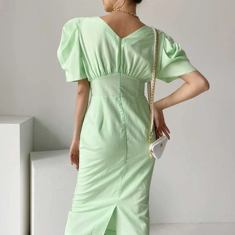 Korejpaa kvinnor klär sommar damer franska elegant mint grön v-hals veckad midja mid-längd puffhylsa höft slitsar vestidos 210526