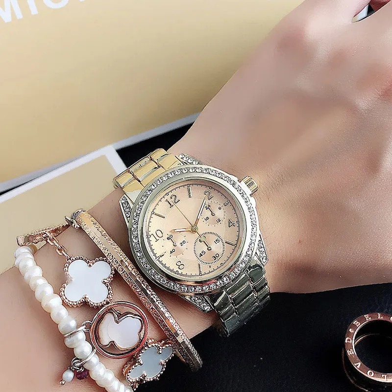 Marken-Quarz-Armbanduhr für Damen und Mädchen, 3 Zifferblätter, Kristall-Stil, Metall-Stahlband, Uhren M96 26872231