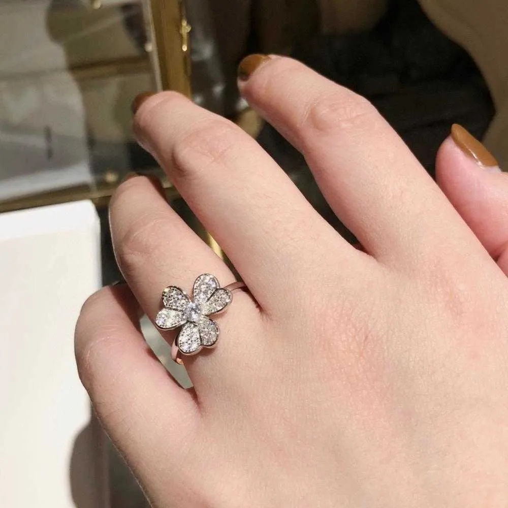 Czysta 925 srebrna biżuteria dla kobiet Camellia Flower Rings Cze Diamond Pierinki ślubne