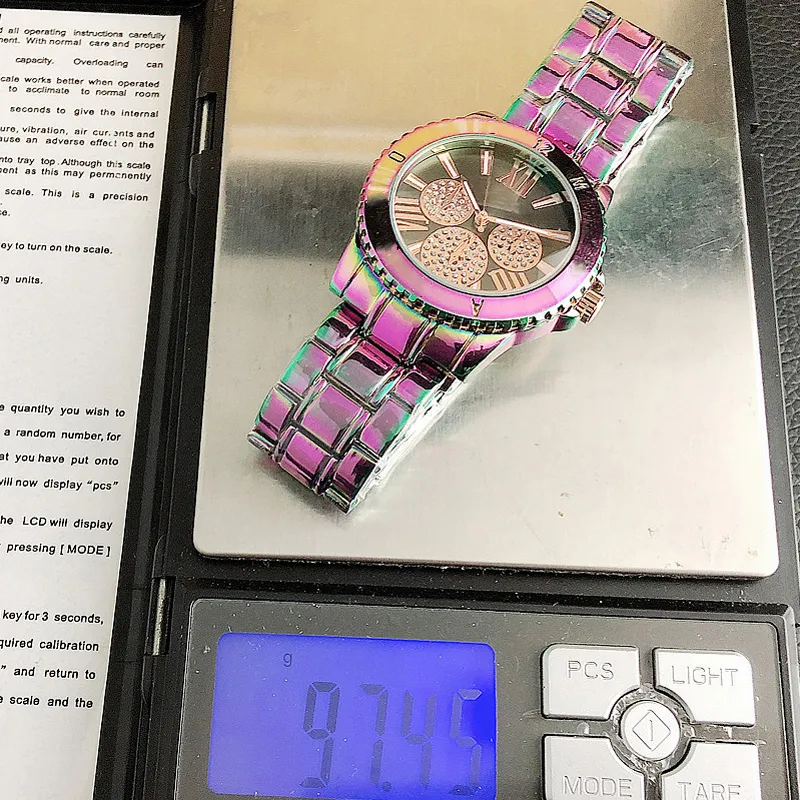 Marken-Quarz-Armbanduhr für Damen und Mädchen, 3 Zifferblätter, Kristall-Stil, Metall, Stahlband, Uhren M95