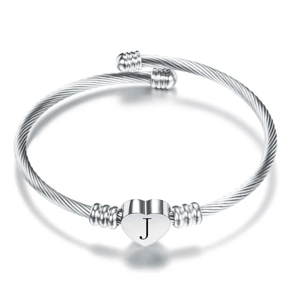 Mode hjärta charm bangle med initial alfabet brev gravera högkvalitativa kvinnor smycken manschett Bangles grossist för festgåva Q0719