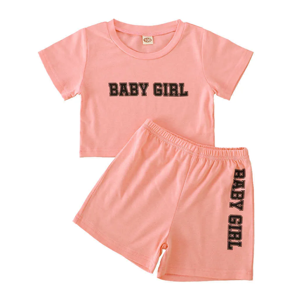 Bambini estivi Set manica corta O Collo T-shirt rosa Lettera laterale Fasce elastiche Pantaloncini Carino 2 pezzi Vestiti ragazza 1-8T 210629