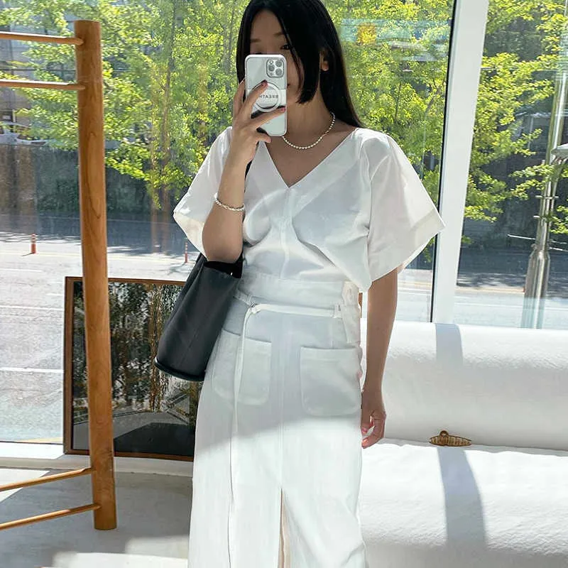 Korejpaa Dames Sets Zomer Koreaanse Simple V-hals Losse Solid Color Shirt met korte mouwen High-taille Double-Pocket Slit Rok 210526