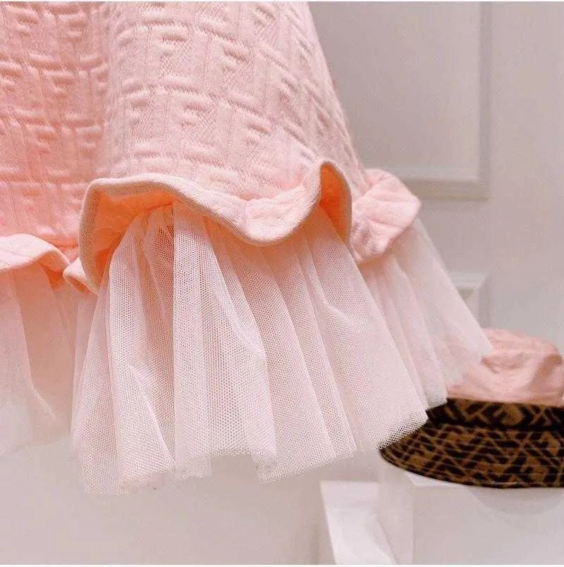 Rosa fritidskjol för barn Lyxig designermärke Modeklänning Flickor Nätgarn Kortärmad prinsessklänning för barn Q0716