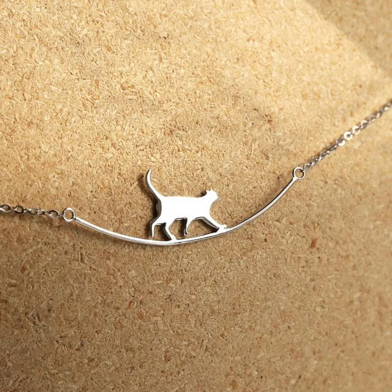 Collane con ciondolo Moda gatto che cammina curvo collana animale carino le donne Semplice catena color argento clavicola2555