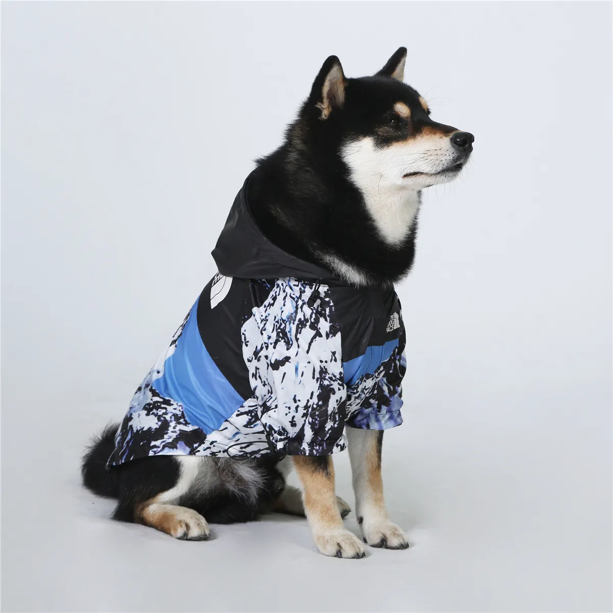 Ubrania psów płaszcz do małych dużych psów wiatr wiatrów wiatrówka francuski kapturem dla psów ubrania kurtka chihuahua psa twarz