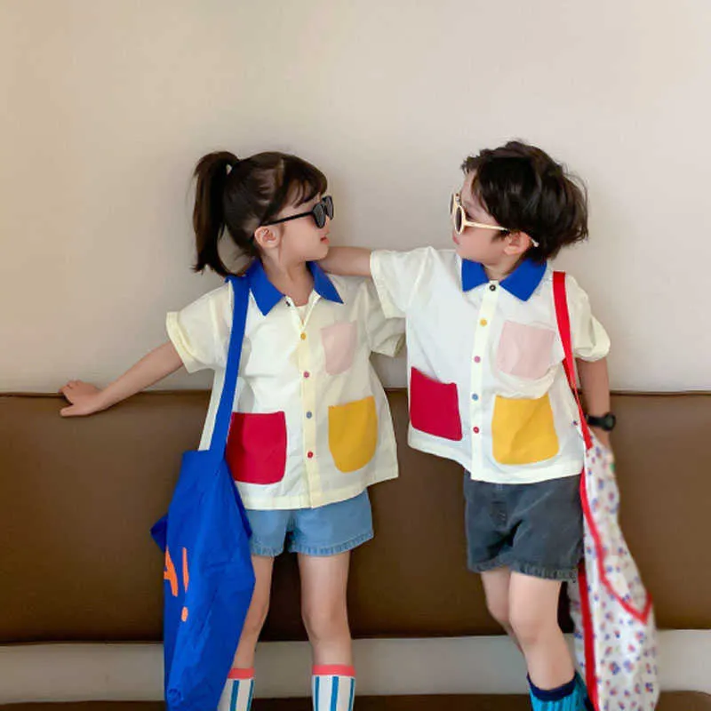 Sommer Jungen Mädchen Shirts der Farbe Matching Nähen Taschen Bunte Knöpfe Lebhafte Kinder Bruder und Schwester Tops 210625