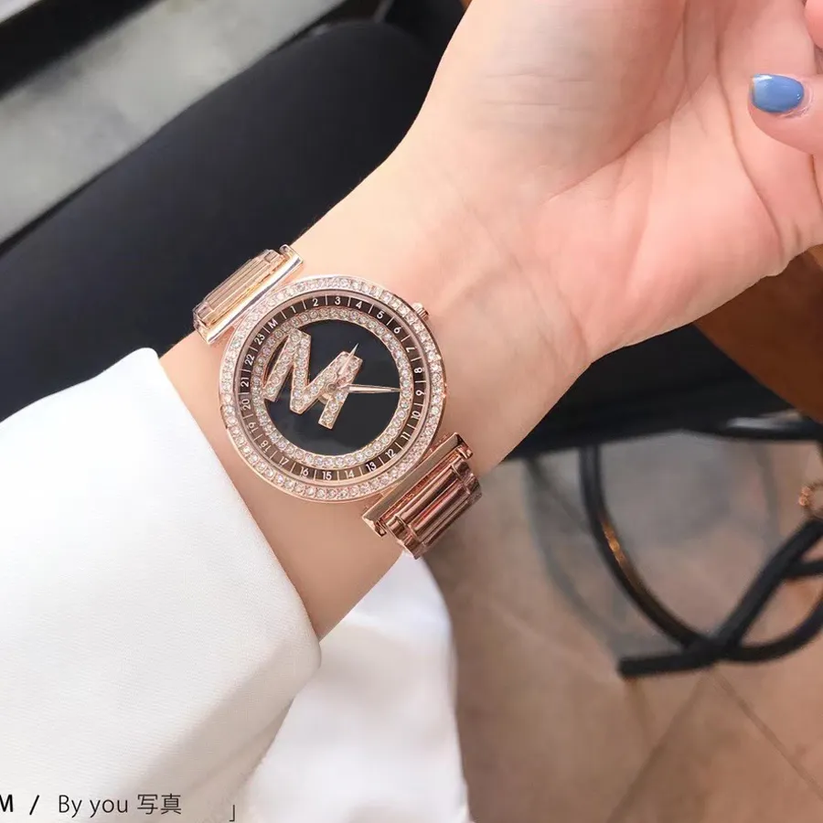 Zegarki marki Kobiety Dziewczyna Kryształ Duże Litery Obrotowy Dial Style Steel Matel Band Wrist Watch M120