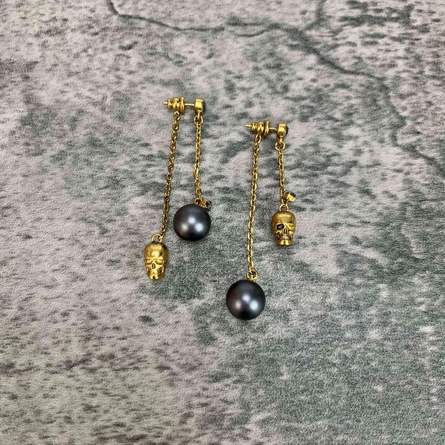 Brand Yellow Gold Color Fashion Jewelry Woman Black Pearls Earrings Skull Head Party High Quality Chain Pearls Stud Earrings4435105