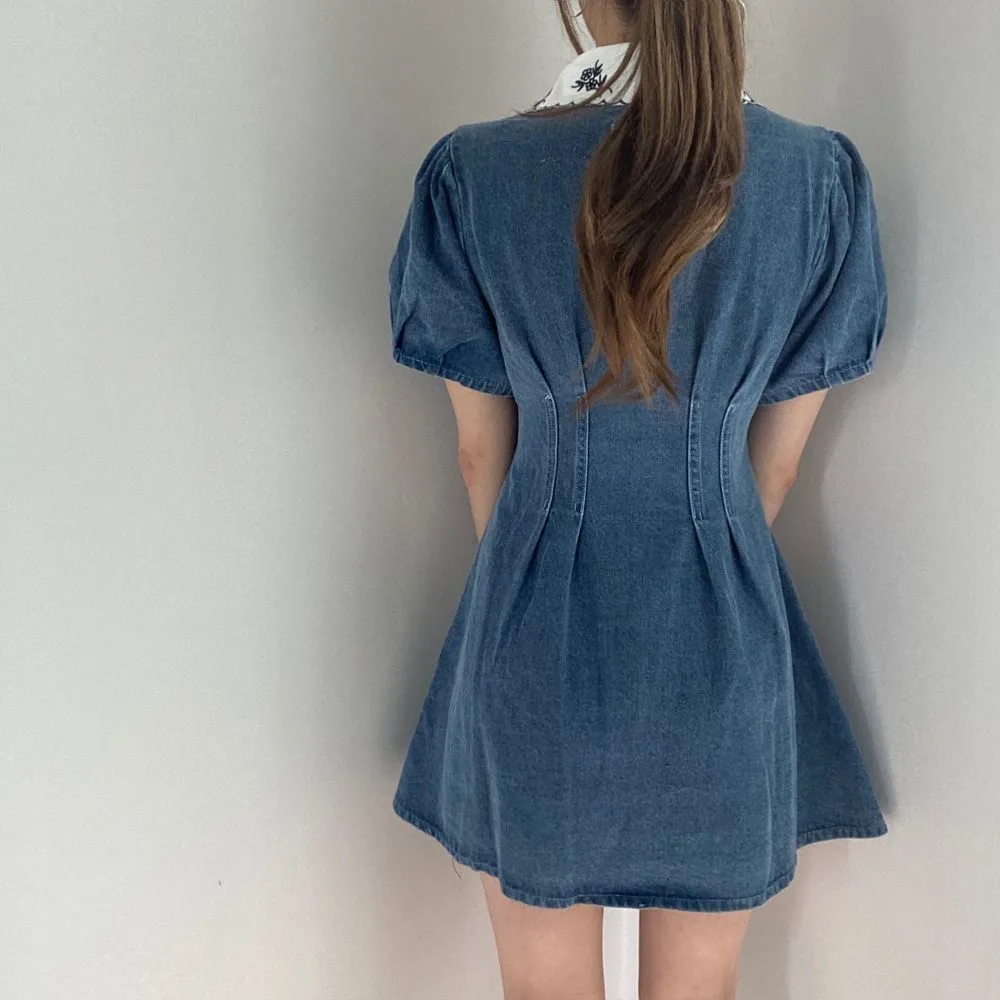 Mini abito estivo in denim blu con ricamo le donne Manica corta a sbuffo con bottoni a vita alta Abiti da festa di moda coreano 210513