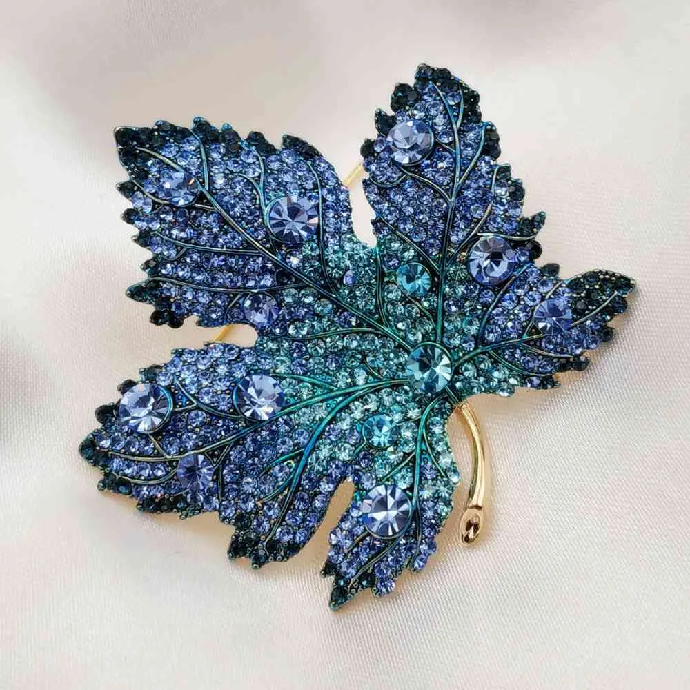 Inspiração Floresta Inspiração Inspiração Full Paver Crystal Blue Canadian Maple Leaf Broach Pins Pingant para Mulheres Casaco Camisola Cape Manto Terno