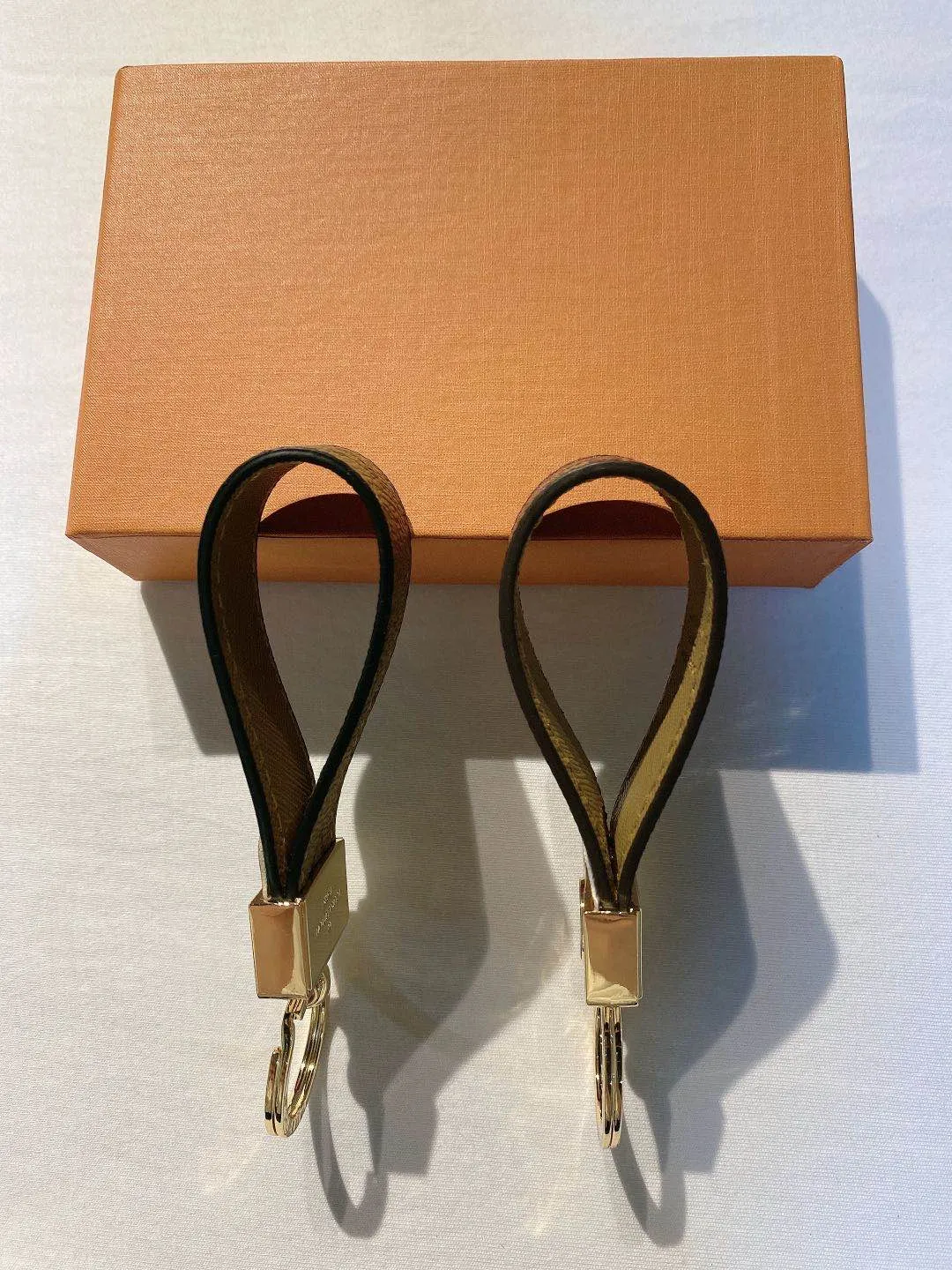 Schlüsselanhänger Metall Leder Schlüsselanhänger Boutique Geschenkbox Verpackung Männer und Frauen Souvenir Auto KeyRings304f
