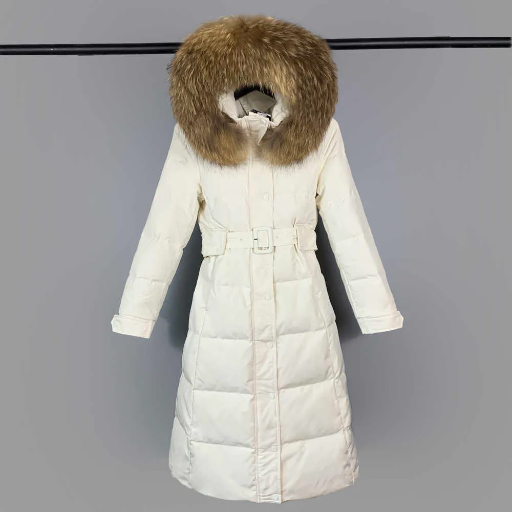 Kvinnor 90% Vit Duck Down Coat Stor Naturlig Raccoon Fur Long Jacket Loose Hooded Tjock Parkas Kvinna Överrock med Bälte 211013