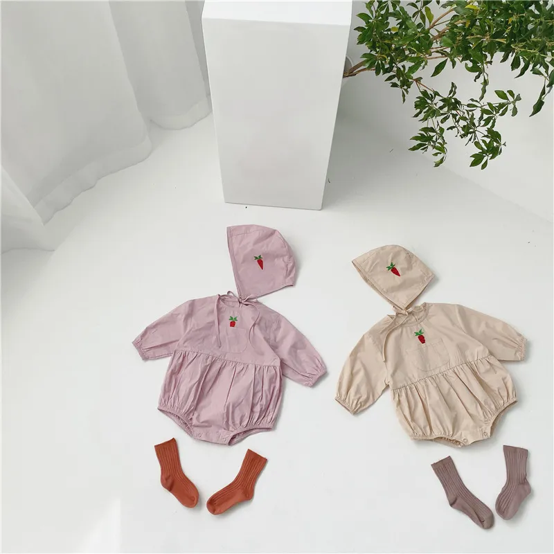 Koreansk stil Gullig morotbroderi Jumpsuits med Cap Baby Girls Bomull Bodysuits One-stes 210508
