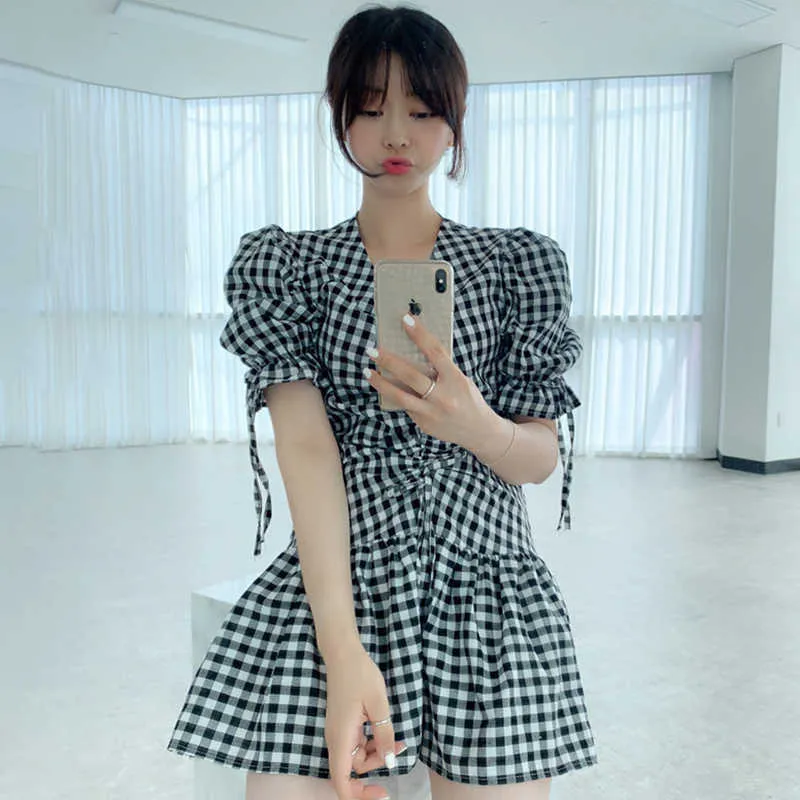 Korjpaa Kvinnor Klänning Koreanskt Chic Sommar Mode Elegant V-Neck Slips med Plisserad Bubble Sleeve Plaid Klänning Kjol Kvinna 210526