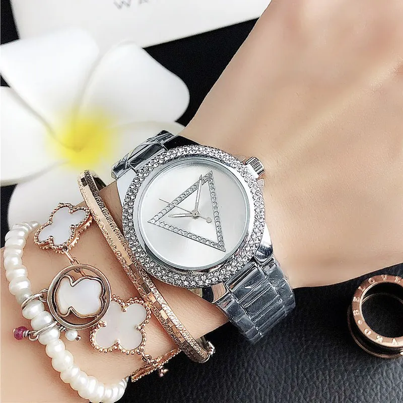 Quartz varumärkesklockor för kvinnor Girl Triangle Crystal Style Metal Steel Band Watch GS24263T