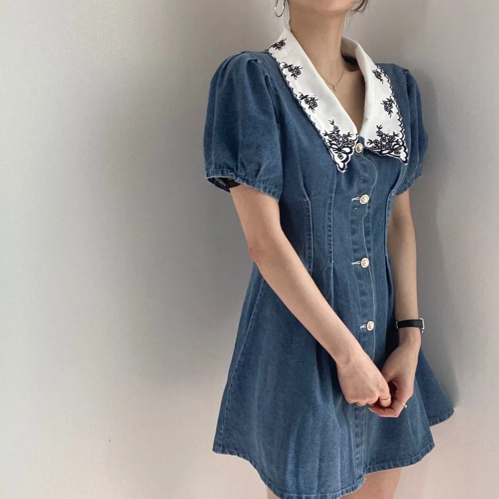 Mini abito estivo in denim blu con ricamo le donne Manica corta a sbuffo con bottoni a vita alta Abiti da festa di moda coreano 210513