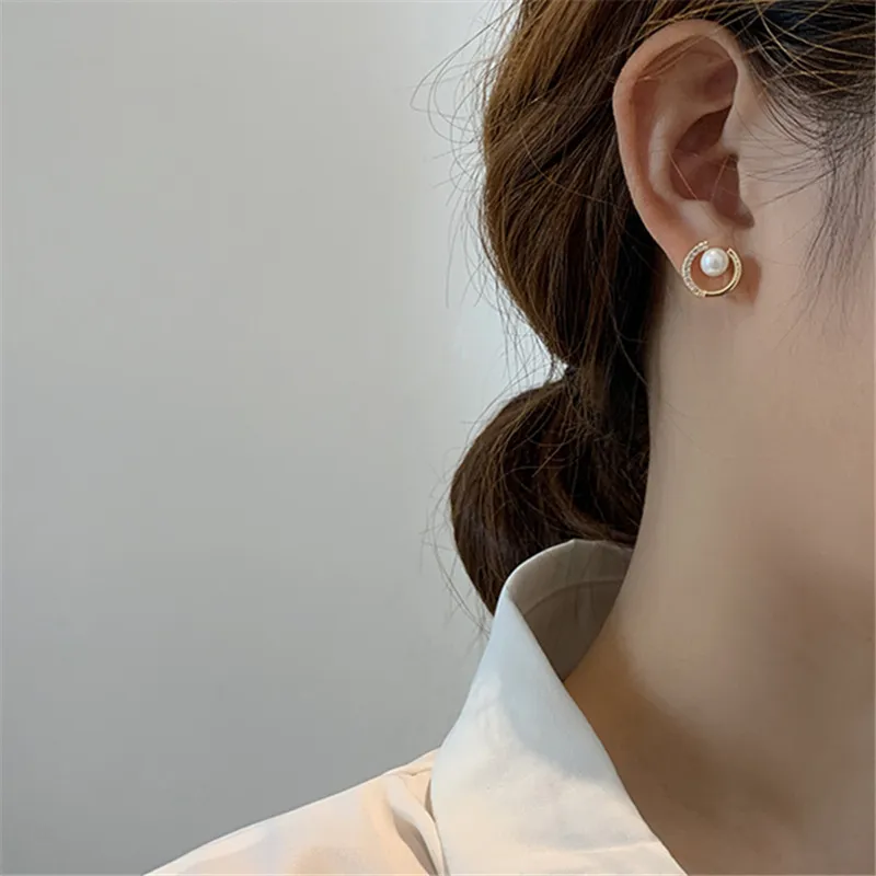 Trendig rund utredning Pearl Round C-formade enkla stud￶rh￤ngen f￶r kvinnor Fashion Crystal Jewelry