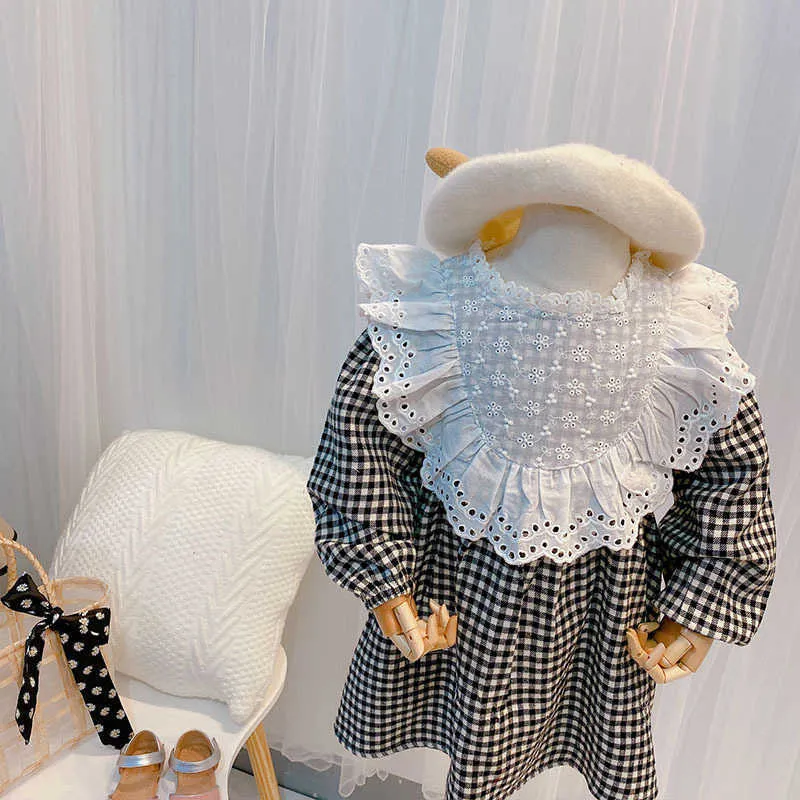 Robes de filles Vêtements pour enfants Automne Style Bébé Enfants Filles Rétro Doux Creux Fleur Oreilles Une Version Robe À Carreaux 210625