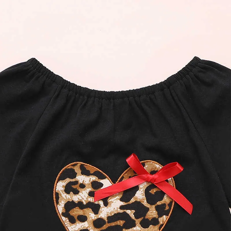 Set di abbigliamento ragazze Primavera Autunno Monospalla Stampa leopardata Love Sewing Top + Pantaloni svasati 2 pezzi Abiti 2-6 anni 210528