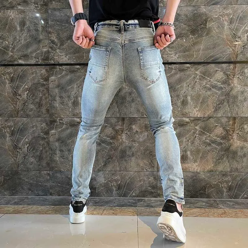 Os buracos de gato de moda jeans masculinos devem ser colados com pano, grandes danos, ajuste magro, pés pequenos, jeans masculinos micro elásticos, High Street